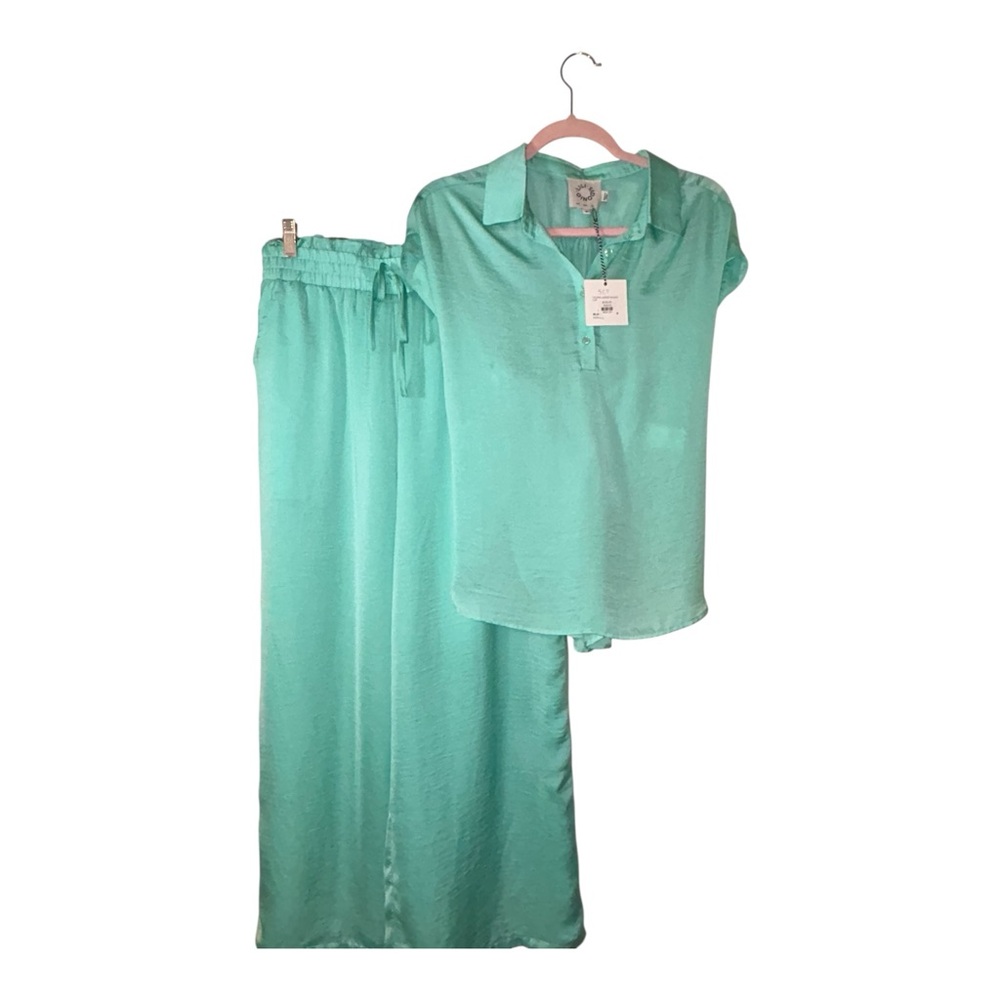 NWT Lili Sidonio Seagram Green 2 piece lady’s woven set. Size medium silky
